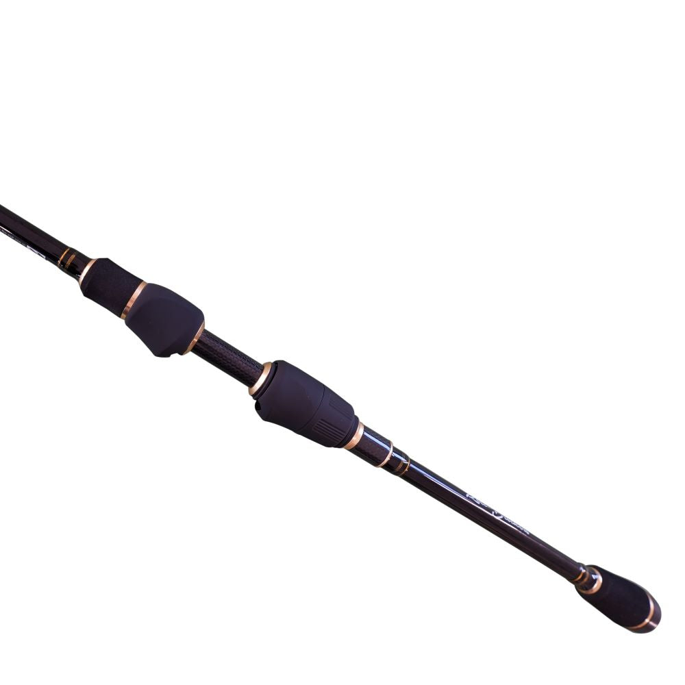 Das Allround-Talent für die leichte Fischerei. Egal, ob du mit Jigs, leichten Wobblern oder Finesse-Rigs fischst, diese Rute eignet sich perfekt zum Fischen auf Egli (Barsch) und für die leichte Forellenfischerei. Dank ihrer schnellen Aktion ermöglicht die ELDER 7L eine präzise Köderführung, während die sensible Spitze dafür sorgt, dass du keinen Biss mehr verpasst. Mit nur 75 Gramm ist die Rute ein absolutes Leichtgewicht. Ob an den Mittellandseen oder am Bach, die ELDER 7L ist dein idealer Begleiter.