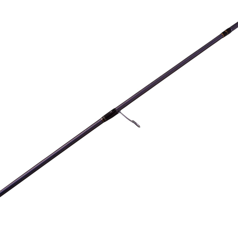 Das Allround-Talent für die leichte Fischerei. Egal, ob du mit Jigs, leichten Wobblern oder Finesse-Rigs fischst, diese Rute eignet sich perfekt zum Fischen auf Egli (Barsch) und für die leichte Forellenfischerei. Dank ihrer schnellen Aktion ermöglicht die ELDER 7L eine präzise Köderführung, während die sensible Spitze dafür sorgt, dass du keinen Biss mehr verpasst. Mit nur 75 Gramm ist die Rute ein absolutes Leichtgewicht. Ob an den Mittellandseen oder am Bach, die ELDER 7L ist dein idealer Begleiter.