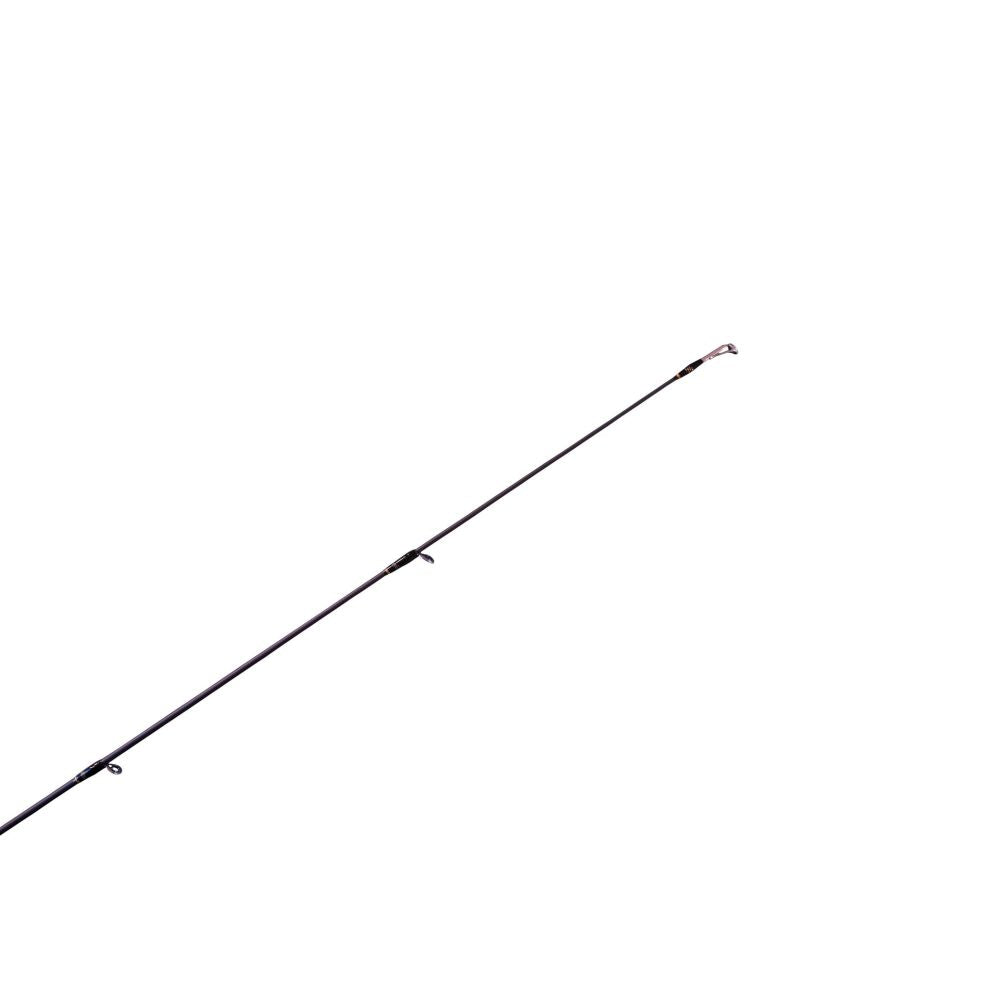 Das Allround-Talent für die leichte Fischerei. Egal, ob du mit Jigs, leichten Wobblern oder Finesse-Rigs fischst, diese Rute eignet sich perfekt zum Fischen auf Egli (Barsch) und für die leichte Forellenfischerei. Dank ihrer schnellen Aktion ermöglicht die ELDER 7L eine präzise Köderführung, während die sensible Spitze dafür sorgt, dass du keinen Biss mehr verpasst. Mit nur 75 Gramm ist die Rute ein absolutes Leichtgewicht. Ob an den Mittellandseen oder am Bach, die ELDER 7L ist dein idealer Begleiter.