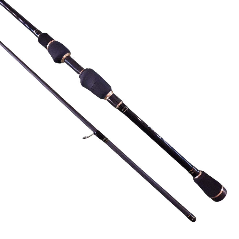 Das Allround-Talent für die leichte Fischerei. Egal, ob du mit Jigs, leichten Wobblern oder Finesse-Rigs fischst, diese Rute eignet sich perfekt zum Fischen auf Egli (Barsch) und für die leichte Forellenfischerei. Dank ihrer schnellen Aktion ermöglicht die ELDER 7L eine präzise Köderführung, während die sensible Spitze dafür sorgt, dass du keinen Biss mehr verpasst. Mit nur 75 Gramm ist die Rute ein absolutes Leichtgewicht. Ob an den Mittellandseen oder am Bach, die ELDER 7L ist dein idealer Begleiter.